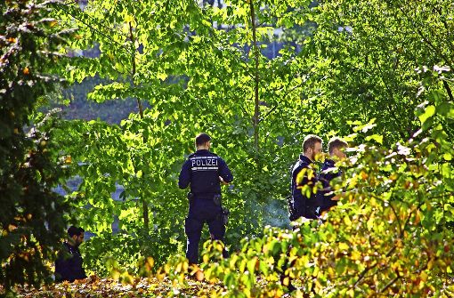 Nach dem Leichenfund: Polizisten suchen das Neckarufer bei Untertürkheim ab. Foto: SDMG