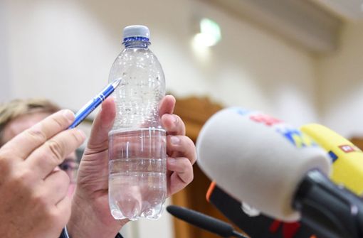 So eine Plastikflasche voller Gift soll der Angeklagte in die Babynahrung gemischt haben. Foto: dpa