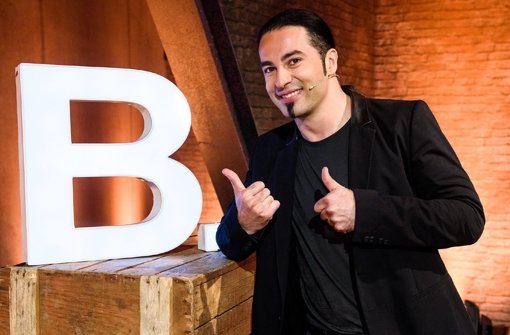 Schwarzes Sakko, schwarzer Zopf – so präsentiert Bülent Ceylan „Bülents große Überraschungsshow“. Foto: RTL/Willi Weber