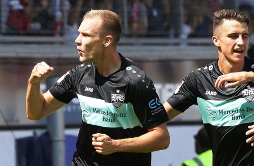 Holger Badstuber in Jubelpose: In Heidenheim hat der Abwehrspieler des VfB Stuttgart sein erstes Zweitligator erzielt. Foto: Baumann