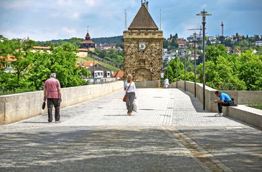 Ob zu Fuß oder mit dem Fahrrad: Baden-Württembergs wohl älteste Brücke kann jetzt wieder ungehindert passiert werden. Foto: Roberto Bulgrin