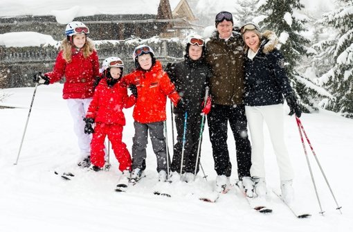 Royaler Skiurlaub: Mathilde und Philippe von Belgien mit ihren Kindern Elisabeth, Gabriel, Emmanuel und Eléonore im Schweizer Verbier. Foto: dpa