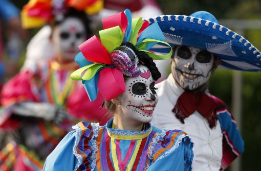 Mit bunten Kostümen ehren die Mexikaner am „Dia de los Muertos“ die Toten. Foto: AP