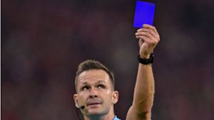 Mit der Blauen Karte soll gegen Spieler eine zehnminütige Zeitstrafe verhängt werden. (Symbolbild) Foto: IMAGO/MIS/IMAGO/Bernd Feil/M.i.S.