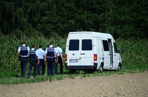 Nach den Schüssen auf einen Mann auf einem Feldweg in Schlierbach im Kreis Göppingen sucht die Polizei nach drei Männern in einem dunklen Kleinwagen. Die Männer kämen als Zeugen in Betracht, so die Polizei. Foto: FRIEBE|PR/ Sven Friebe
