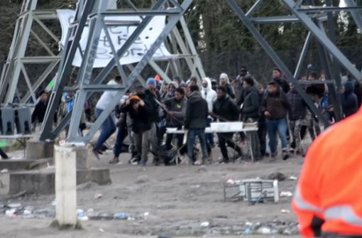 Nach schweren Auseinandersetzungen zwischen Migranten in Calais hat Frankreich zusätzliche Bereitschaftspolizisten in die Hafenstadt beordert. Foto: Nord Littoral