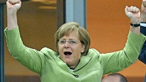 Die Promis tippen vor dem WM-Finale mehrheitlich auf Deutschland. Bundeskanzlerin Angela Merkel aber hält sich vornehm zurück: „Es ist machbar.“ Foto: dpa