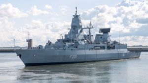 Die Fregatte „Hamburg“ befindet sich in einem fünfmonatigen Mittelmeer-Einsatz vor der Küste Libyens. (Archivbild) Foto: dpa/Sina Schuldt