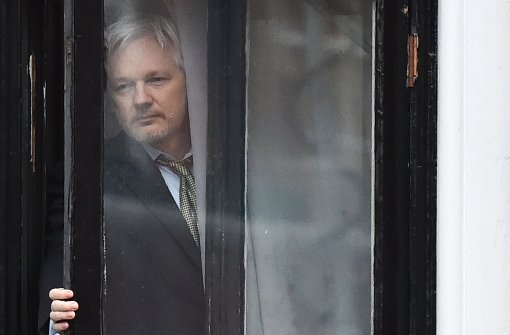 Der Haftbefehl gegen ihn hat weiter Bestand: Im Februar zeigte sich Julian Assange am Fenster der ecuadorianischen Botschaft in London. Foto: AFP