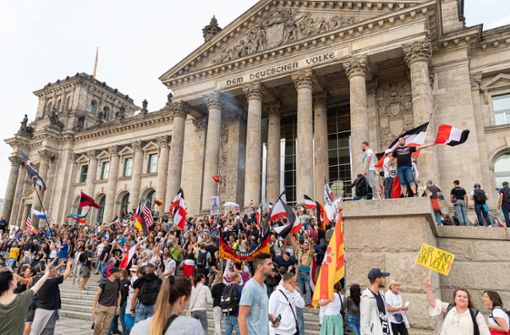 Szene vor dem Reichstag vom vergangenen Samstag: Viele Demonstranten, wenig Polizei. Foto: dpa/Achille Abboud