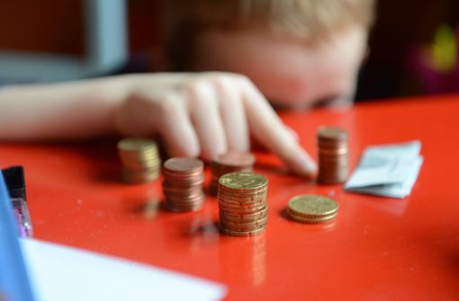 Kinder sorgen sich um die Finanzen der Eltern. Foto: dpa/Jens Kalaene