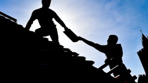Ein Sturz vom Dach kann für einen Dachdecker das Ende seiner Karriere bedeuten - eine Berufsunfähigkeitsversicherung ist Pflicht Foto: dpa