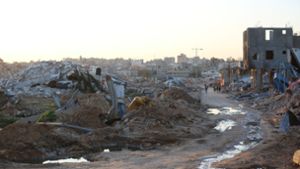 Trümmer  und Ruinen auf einer Straße im Zentrum des Gazastreifens. Foto: XinHua/dpa