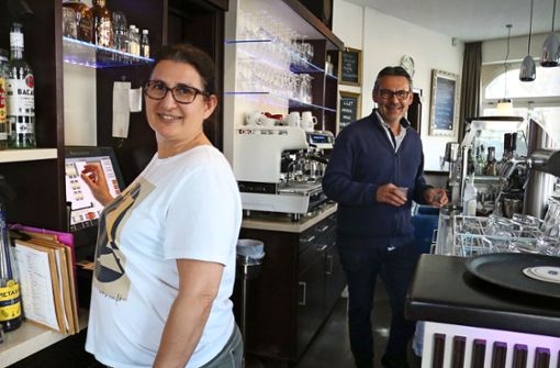Chris Sidi und Spiros Kapouranis bewirten das Café Moser seit 30 Jahren. Foto: Eva Herschmann