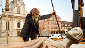 Achim Schuler zieht eine barocke Engelsfigur per Kran in die Höhe. Foto: Sim/on Granville