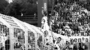 Auf dem Zaun stehend bejubelt Fritz Walter einen Treffer beim 3:0-Sieg. Manfred Schnalke sichert ab. Foto: imago/Sportfoto Rudel