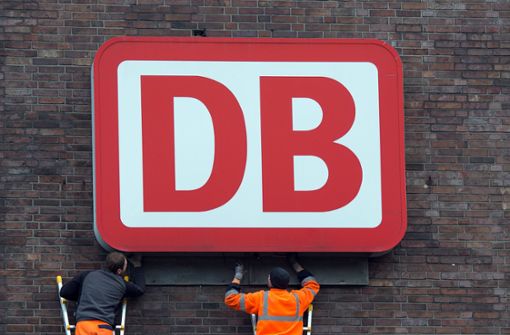 Die Deutsche Bahn will es den Kunden einfacher machen, bei Verspätungen ihr Geld zurückzufordern. Foto: Federico Gambarini/dpa