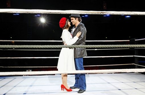 Der Box-Ring  steht: Die  Hauptdarsteller Lucy Scherer und Nikolas Heiber testen die neue Bühne für „Rocky“ Foto: Christian Hass