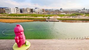 Der pinkfarbene Buga-Zwerg Karl  am neuen Stadtteil Neckarbogen, der einen maßgeblichen Teil der Bundesgartenschau in Heilbronn ausmacht Foto: dpa