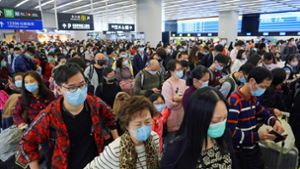 In ganz Asien wächst die Furcht vor dem Coronavirus: Passagiere im Flughafen von Hongkong mit   Atemschutzmasken. Foto: dpa/Kin Cheung