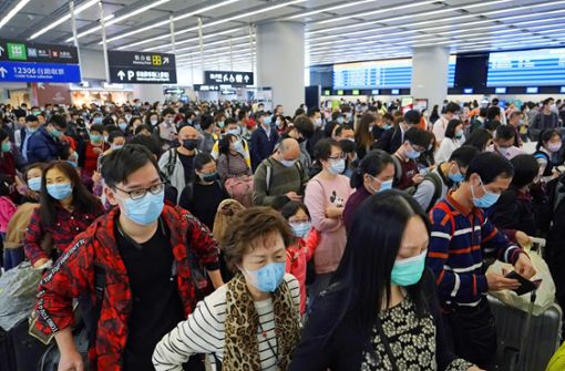 In ganz Asien wächst die Furcht vor dem Coronavirus: Passagiere im Flughafen von Hongkong mit   Atemschutzmasken. Foto: dpa/Kin Cheung