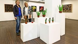 Angela Hildebrandt (links) vom Kunstverein Kirchheim und  Sabine Schäfer-Gold, Vorsitzende der Künstler der Filder,  freuen sich auf die Ausstellung. Foto: Thomas Krämer