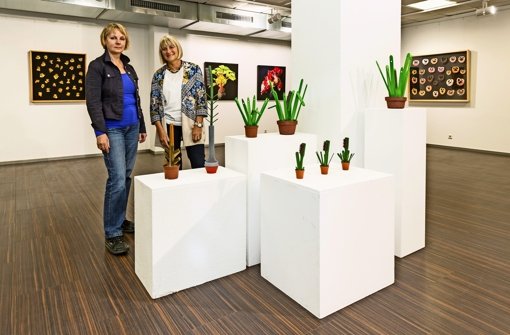 Angela Hildebrandt (links) vom Kunstverein Kirchheim und  Sabine Schäfer-Gold, Vorsitzende der Künstler der Filder,  freuen sich auf die Ausstellung. Foto: Thomas Krämer
