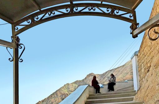 Zwei einheimische Frauen sitzen an der Treppe, die zum Kloster auf dem Berg der Versuchung in Jericho führt. Foto: Gabriele Kiunke Foto:  