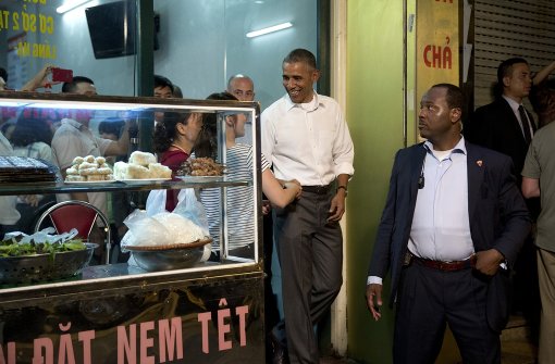 Große Augen: An den Leckereien der Garküche konnte US-Präsident Obama nicht vorbeigehen. Klicken Sie sich durch unsere Fotostrecke. Foto: AP