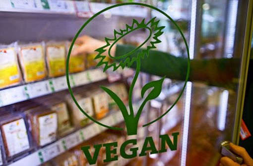 In Supermärkten und Reformhäusern gibt es vegane Produkte, in Metzgereien eher selten. Foto: dpa//Daniel Karmann