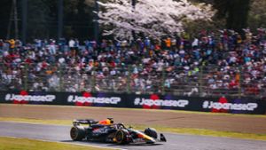 Vor blühenden Kirschbäumen rast Formel-1-Weltmeister Max Verstappen mit Red Bull zur nächsten Bestzeit. Foto: imago/Antonin Vincent