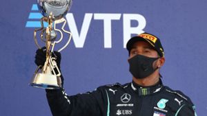 Trotz Maske ist deutlich zu erkennen: Lewis Hamilton verspürt nach Platz drei beim Großen Preius von Russland keine Freude – es liegt nicht an der Gestaltung des Pokals. Foto: AFP/BRYN LENNON