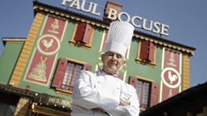Paul Bocuse steht vor seinem Gourmet-Tempel  „L’Auberge du Pont de Collonges“ bei Lyon. Foto: AP/Laurent Cipriani