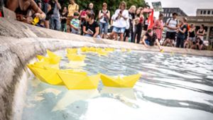 Auf dem Schlossplatz wurden Papierboote in die Brunnen gesetzt. Foto: Lg/Julian Rettig