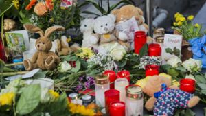 Viele Menschen gedenken des ermordeten Achtjährigen von Frankfurt. Foto: epd