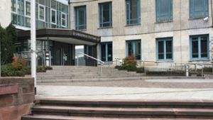 Eine üble Schlägerei in Herrenberg  mit Tritten gegen den Kopf eines am Boden liegenden Opfers wird vor dem Landgericht in Stuttgart verhandelt Foto: Martin Müller