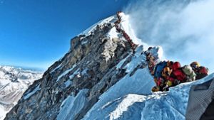 Warteschlangen am höchsten Berg der Welt sind inzwischen nichts Ungewöhnliches mehr – mit fatalen Folgen Foto: AFP