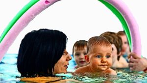 Babyschwimmen steht im Sonnenberger Hallenbad hoch im Kurs. Aber auch viele Senioren haben das Bad lieb gewonnen. Foto: dpa
