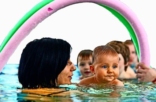Babyschwimmen steht im Sonnenberger Hallenbad hoch im Kurs. Aber auch viele Senioren haben das Bad lieb gewonnen. Foto: dpa