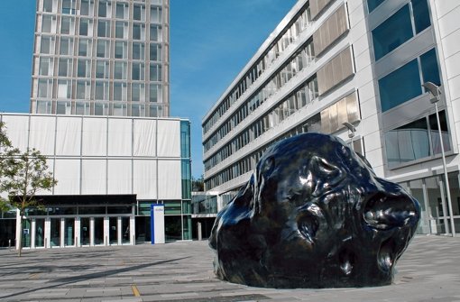 Ein glühend leuchtendes Zeichen: der „Meteorit“ auf dem Fasanenhof, den der Düsseldorfer Medienkünstler Mischa Kuball gestaltet hat. Foto: Martin Bernklau