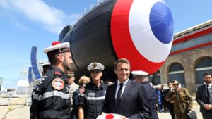 Der französische Präsident Emmanuel Macron mit dem Atom-U-Boot „Suffren“ in Cherbourg, im Nordwesten Frankreichs. Foto: AFP/LUDOVIC MARIN