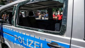 Randalierer zerstören in der Krawallnacht Schaufensterscheiben und Polizeiautos. Foto: SDMG/Kohls (Archiv)