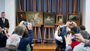 Die wieder aufgetauchten Gemälde werden bei einer Pressekonferenz zur Rückführung von fünf gestohlenen Gemälden in die Stiftung Schloss Friedenstein Gotha präsentiert. Foto: dpa/Bernd von Jutrczenka