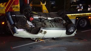 Der Opel Kadett überschlug sich mehrfach, nachdem er von einem entgegenkommenden Auto gerammt worden war. Foto: SDMG/Boehmler