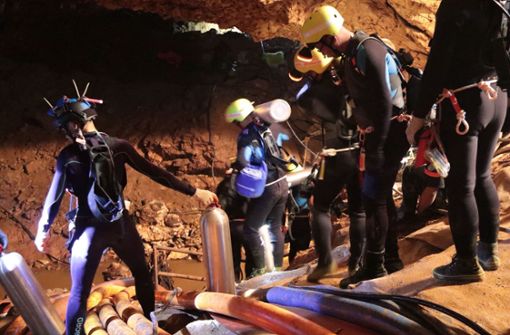 Über mehrere Tage versuchten Rettungskräfte die Jungen aus der Höhle zu bergen. Foto: AFP