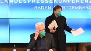 Ministerpräsident Winfried Kretschmann (l.)  und Gesundheitsminister Manfred Lucha stehen am Dienstag Rede und Antwort. (Archivbild) Foto: dpa/Bernd Weißbrod