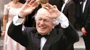 Der langjährige Leiter der Bayreuther Festspiele, Wolfgang Wagner, winkt in Bayreuth vor dem Festspielhaus den Zaungästen zu (Archivfoto vom 25.07.1999). Foto: dpa