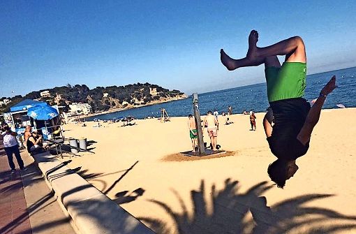Der Parkour-Trainer Luis Nahl findet immer eine Gelegenheit, um sich unkonventionell fortzubewegen – auch in einem Spanien-Urlaub. Foto: privat