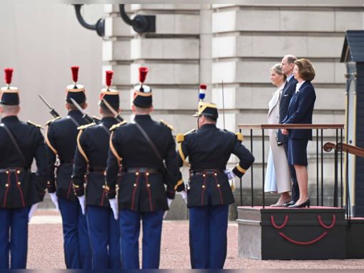 Prinz Edward und Herzogin Sophie (hinten Mitte und hinten links) haben Charles in London vertreten. Foto: imago images/Cover-Images