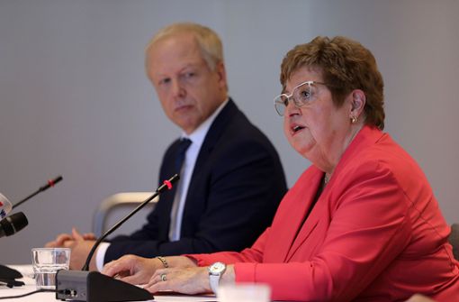 Monika Wulf-Mathies (re.), frühere Gewerkschaftschefin, und Tom Buhrow, WDR-Intendant, stellen den Abschlussbericht zum Umgang des WDR mit sexueller Belästigung vor. Foto: dpa